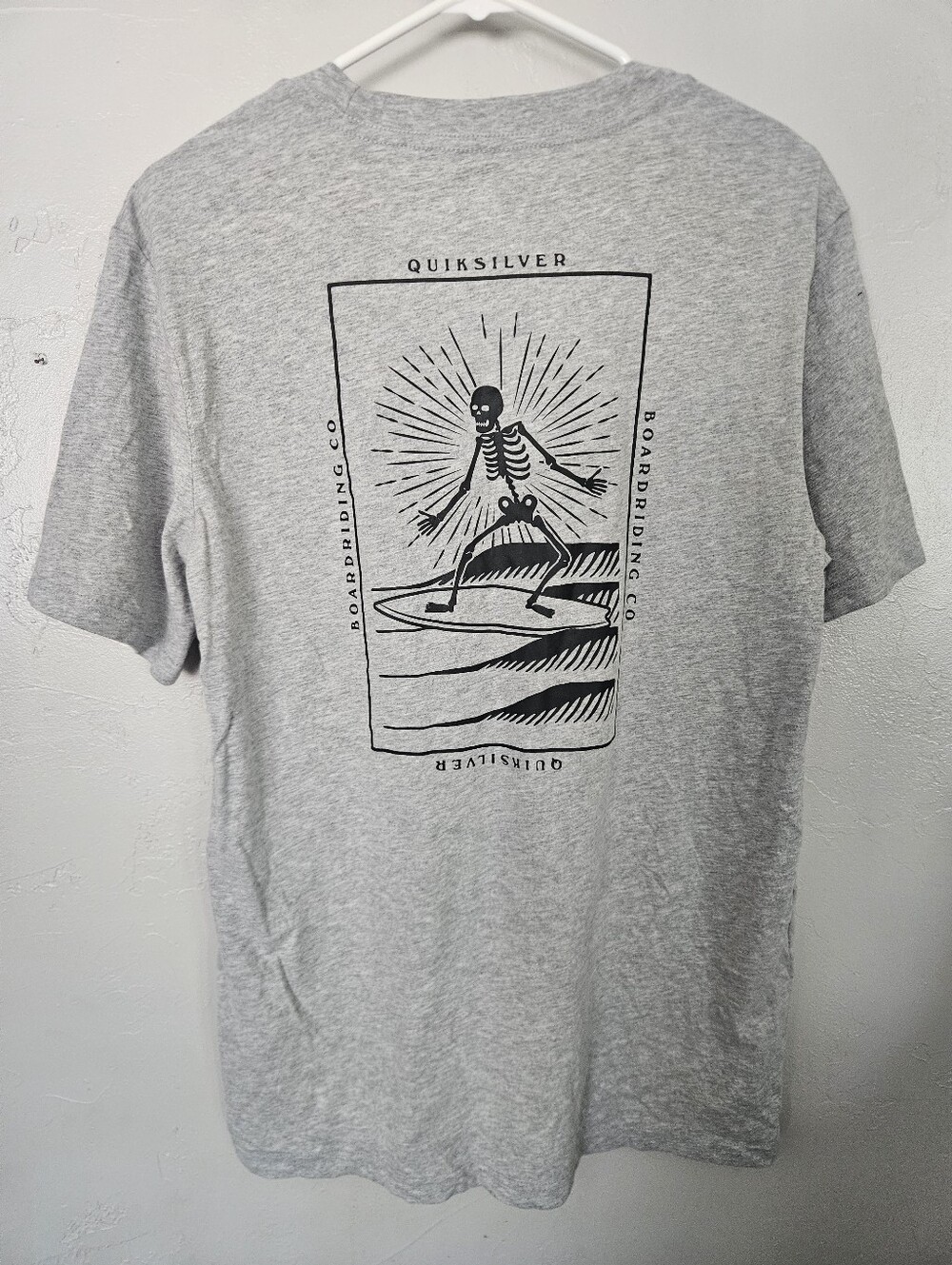 Quiksilver NWT Men's Medium Gray Short-Sleeve Tee Black Skeleton Surf Graphic